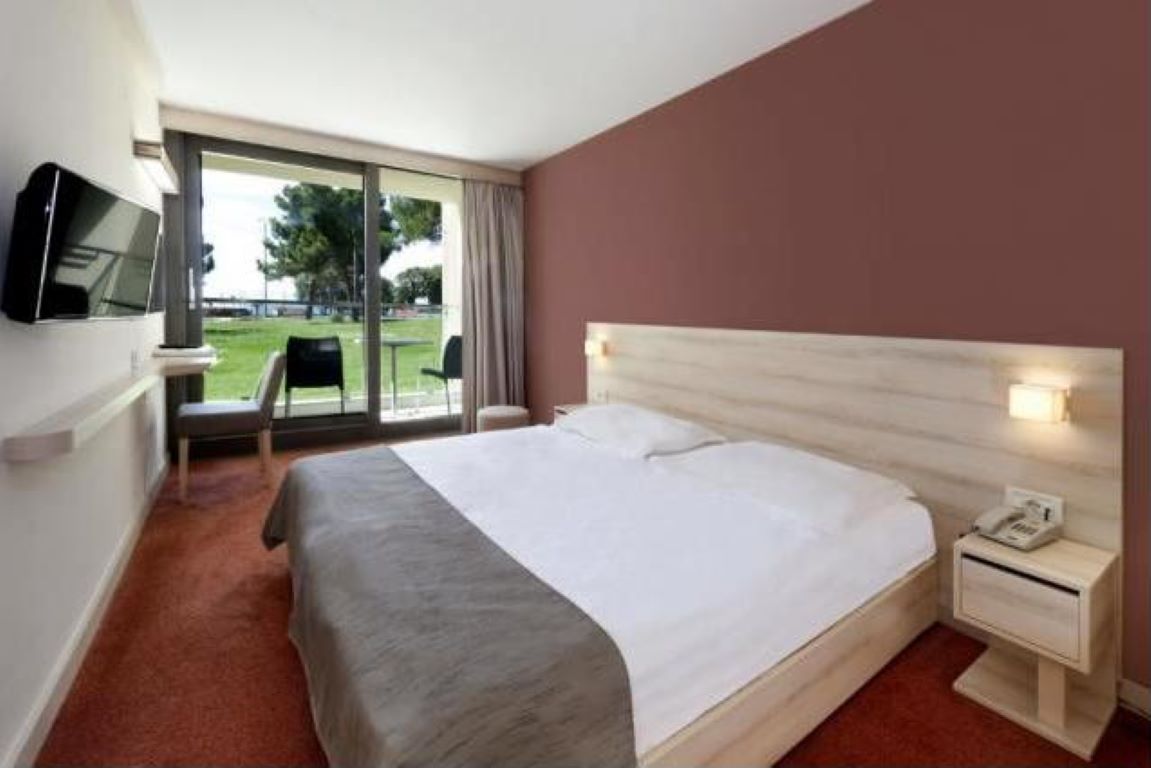 Hotel Materada Plava Laguna-Suite pogled park.jpg
