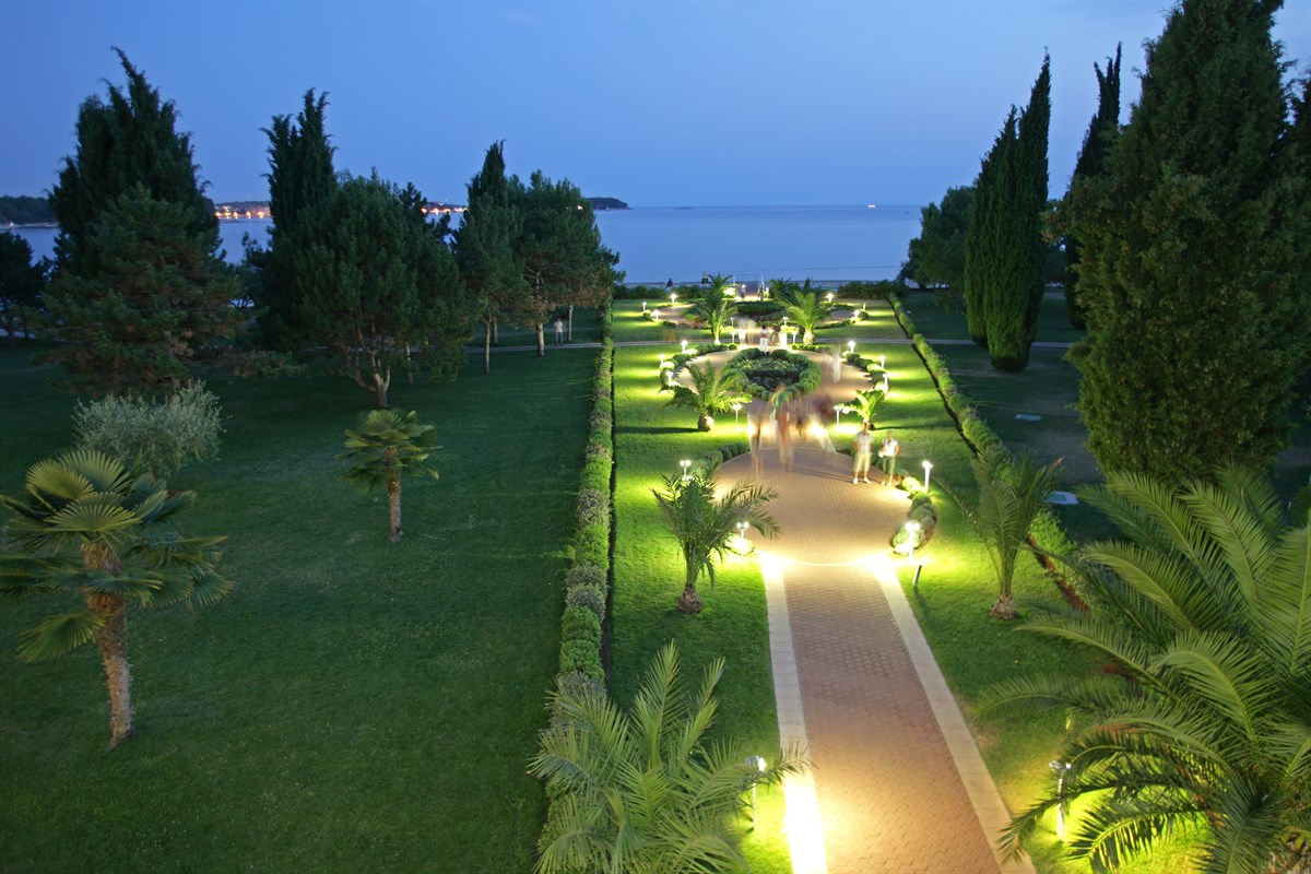 Materada Plava Laguna-Basta hotela.jpg