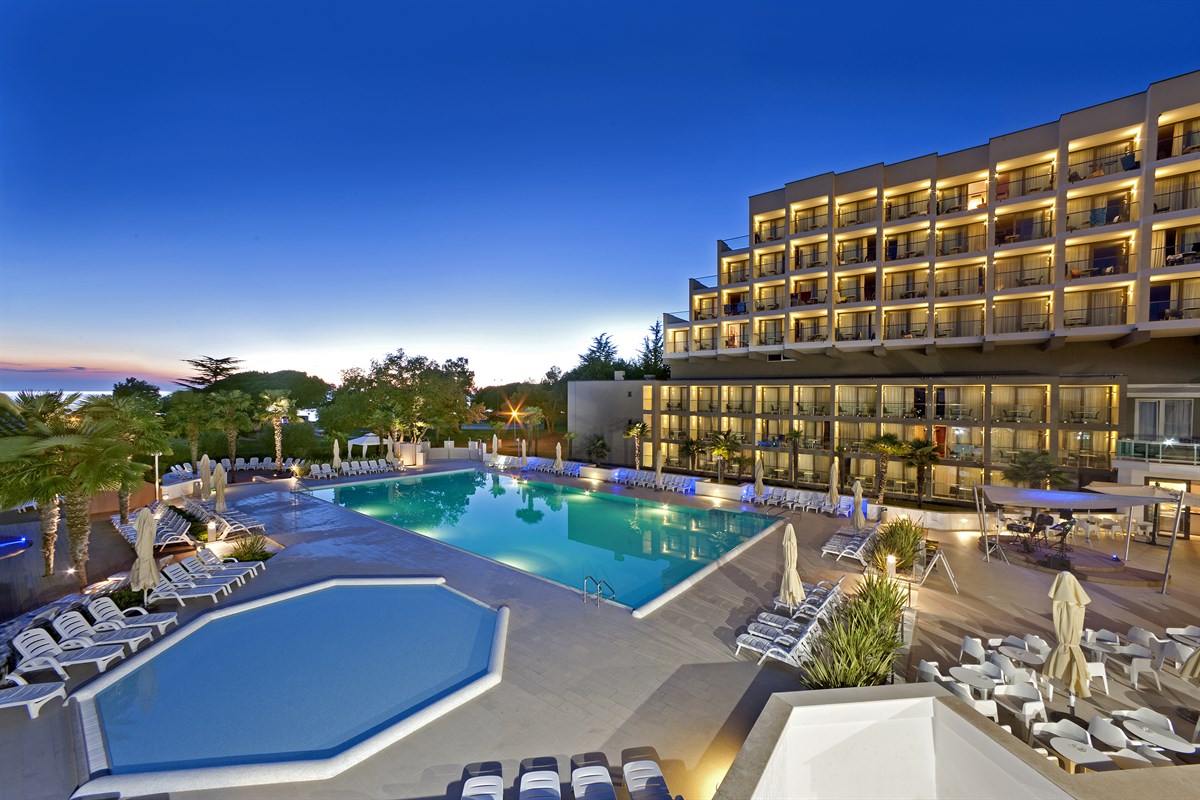 Materada Plava Laguna Hotel-Kompleks nocu.jpg