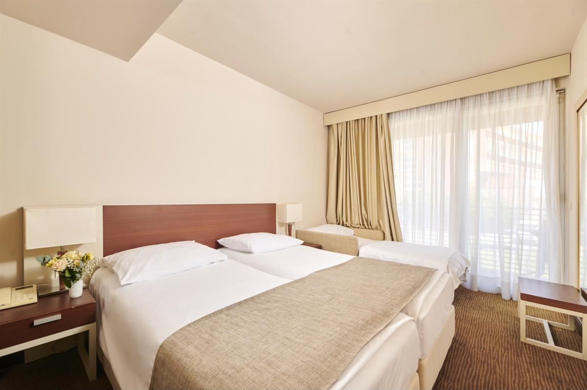 Albatros Plava Laguna Hotel-Classic soba balkon i pomocni lezaj.jpg