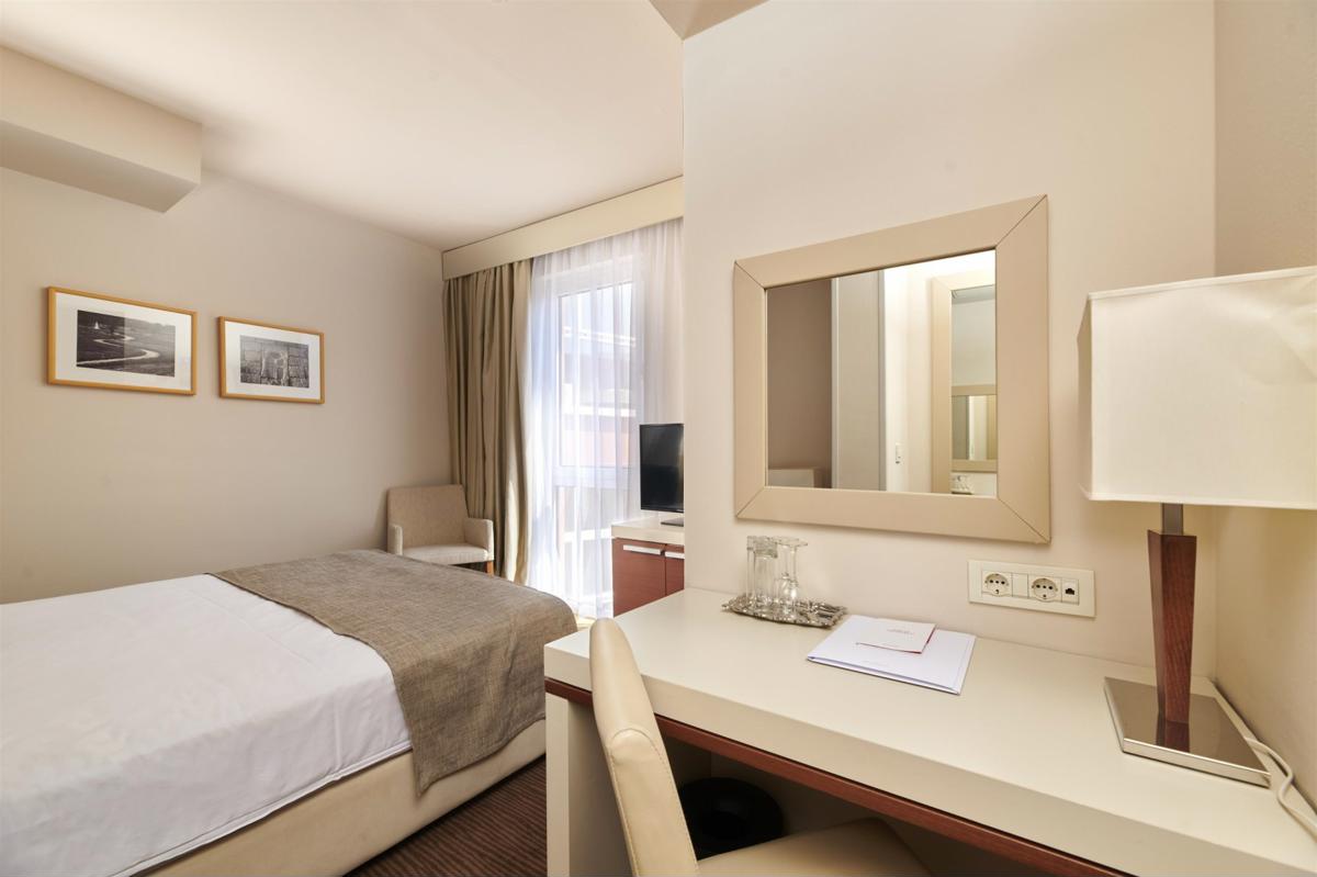 Albatros Plava Laguna Hotel-Economy soba.jpg