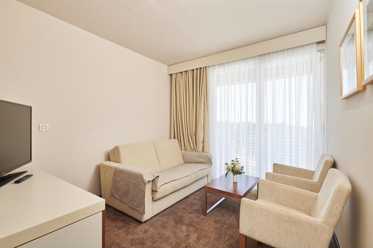 Albatros Plava Laguna-Suite pogled more i balkon.jpg