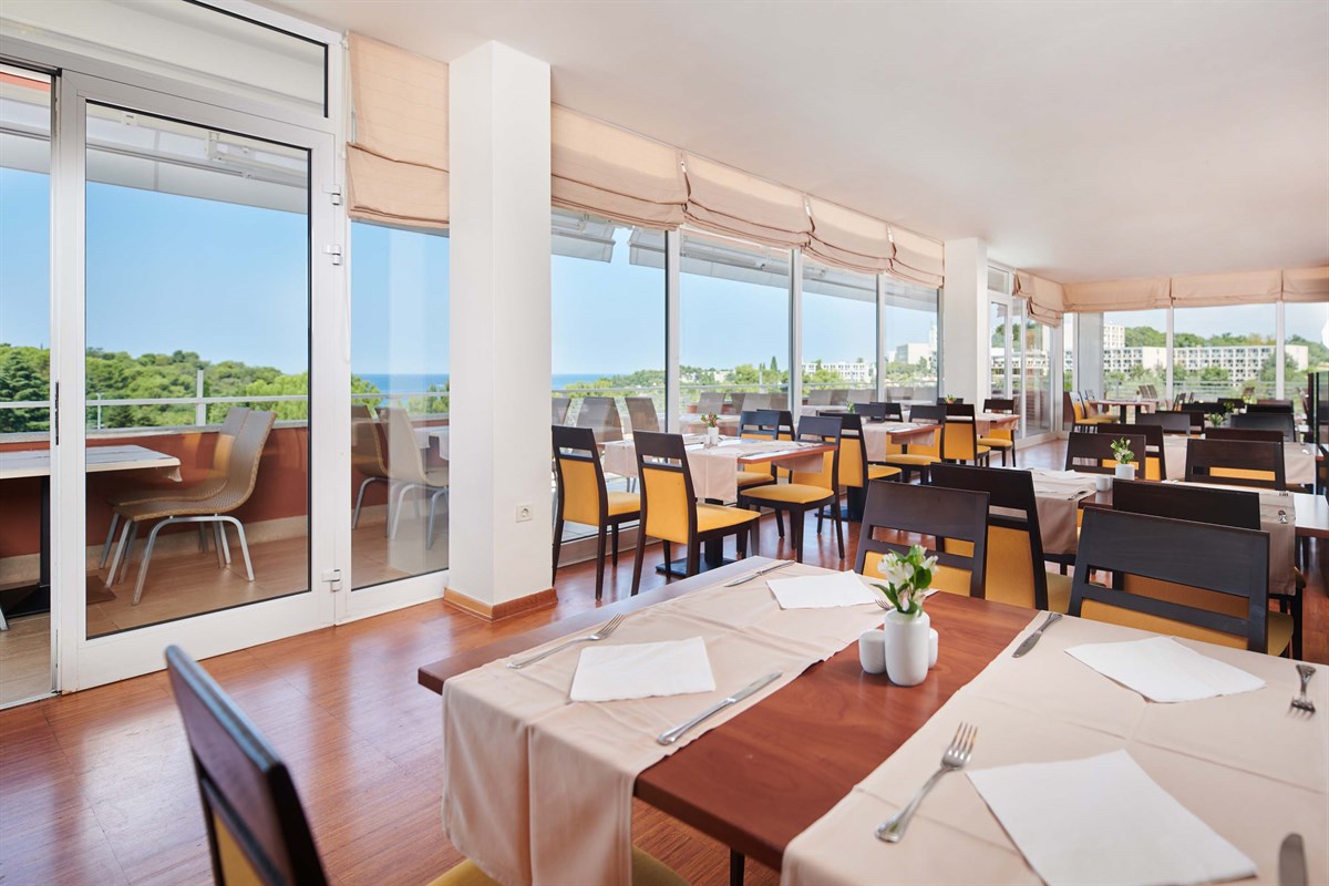 Hotel Albatros Plava Laguna-Restoran.jpg
