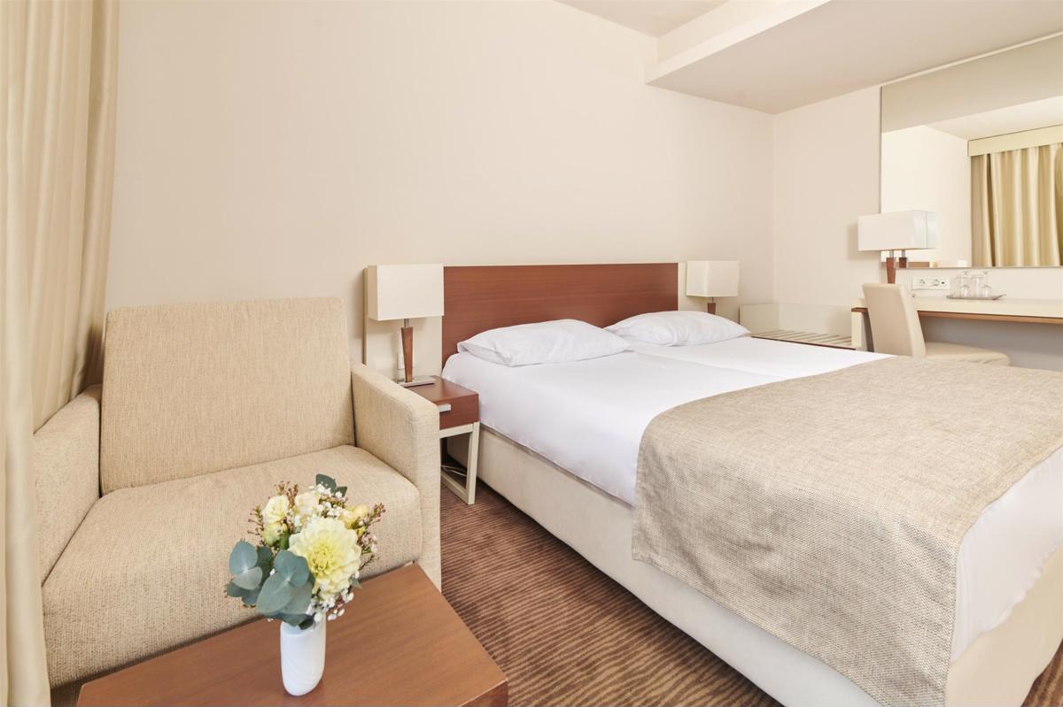 Hotel Albatros Plava Laguna-Superior soba pomocni lezaj.jpg