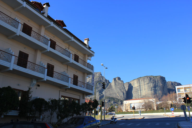 Hotel Orfeas zgrada i pogled na meteore.jpg