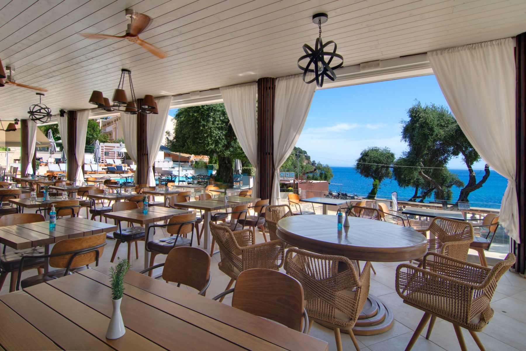 Valtos Beach Hotel-Terasa restorana.jpg
