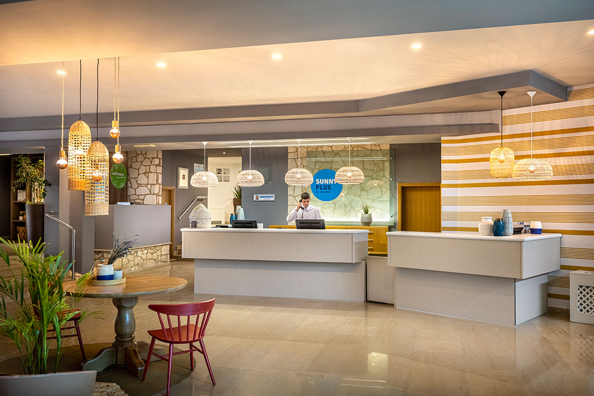 Valamar Crystal Hotel-Recepcija.jpg