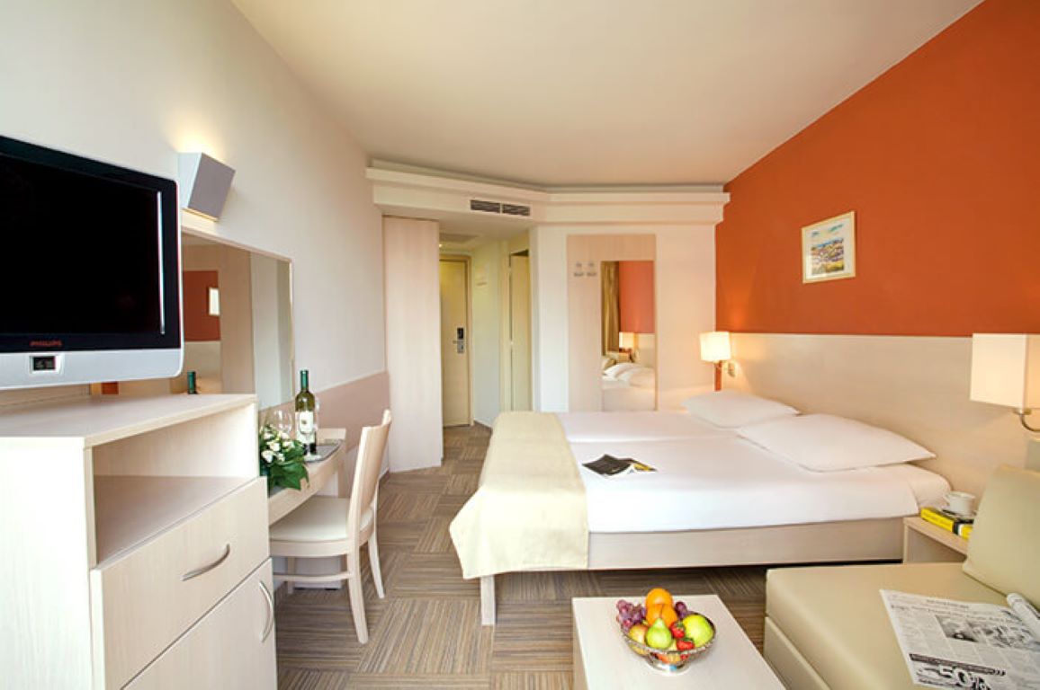 Valamar Crystal Hotel-Trokrevetna soba.jpg