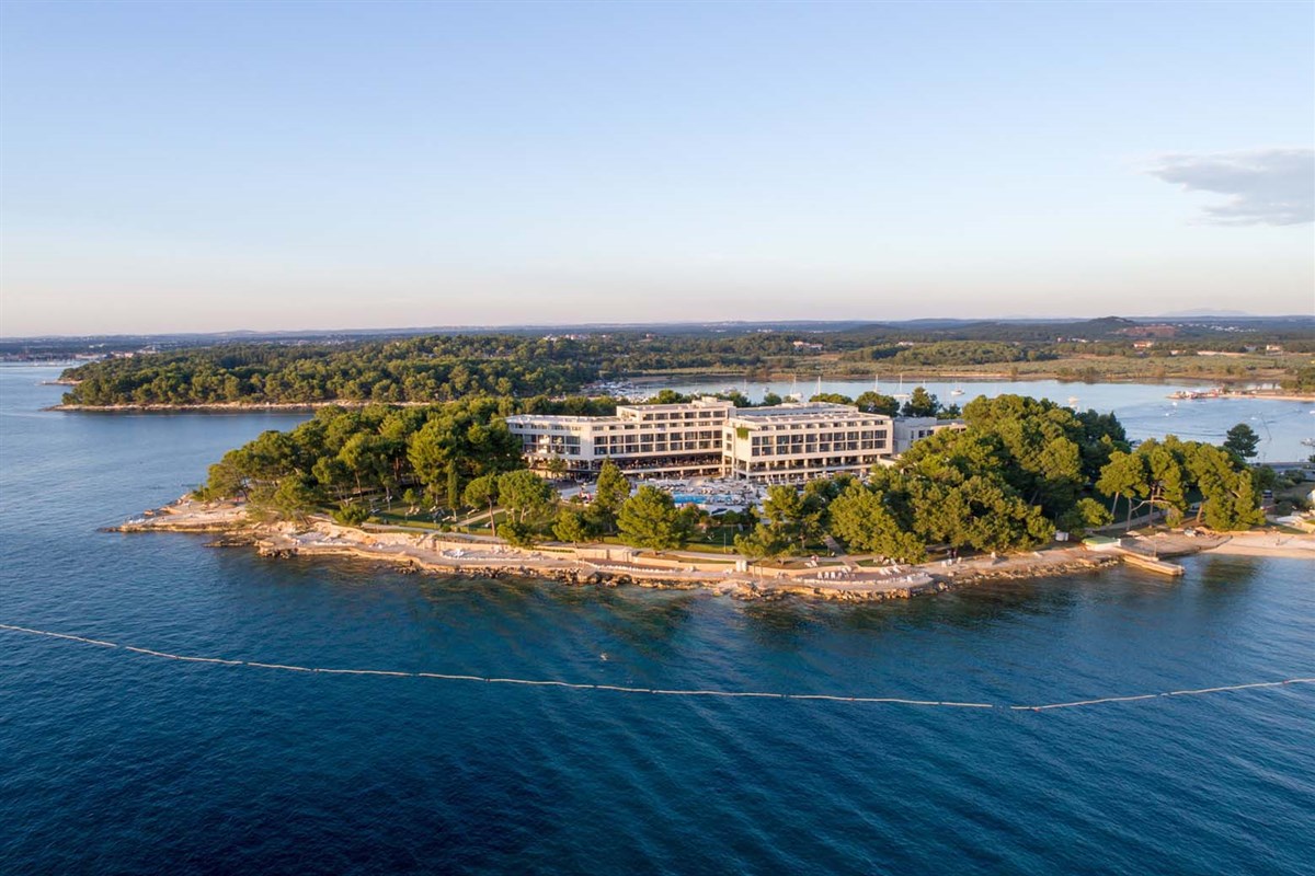 Parentium Plava Laguna Hotel-Panorama hotela.jpg