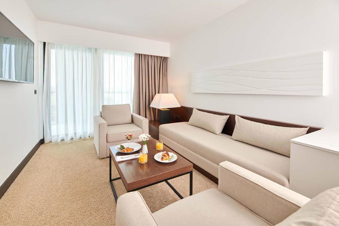 Parentium Plava Laguna Hotel-Suite sa balkonom.jpg