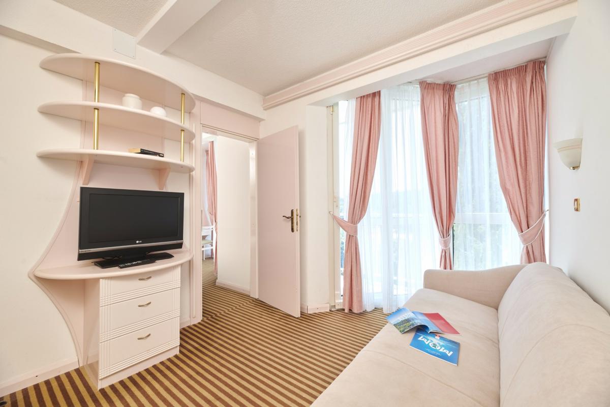 Zorna Plava Laguna Hotel-Classic porodicna soba more i balkon.jpg