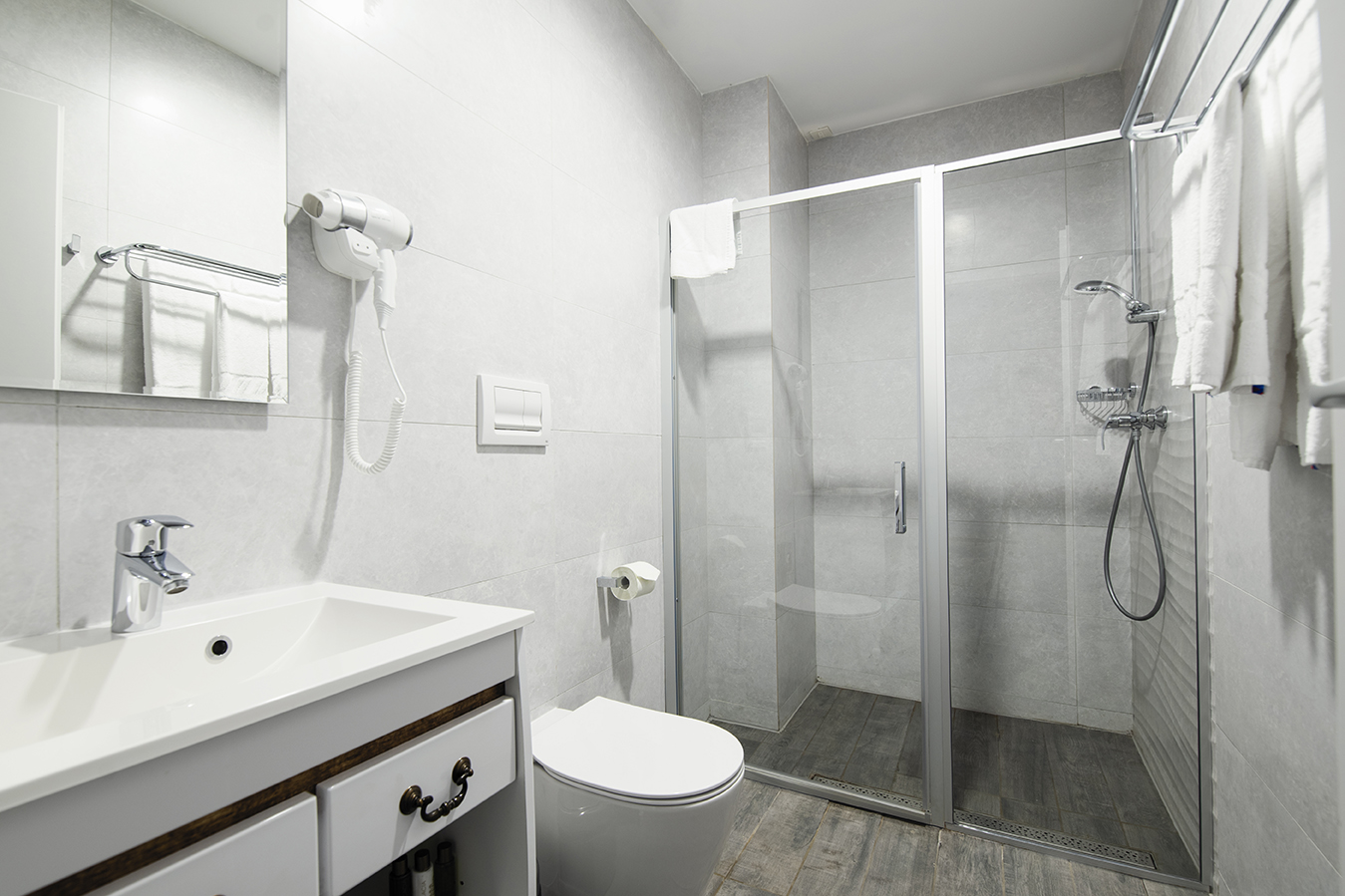 New Era hotel Bucharest kupatilo.jpg