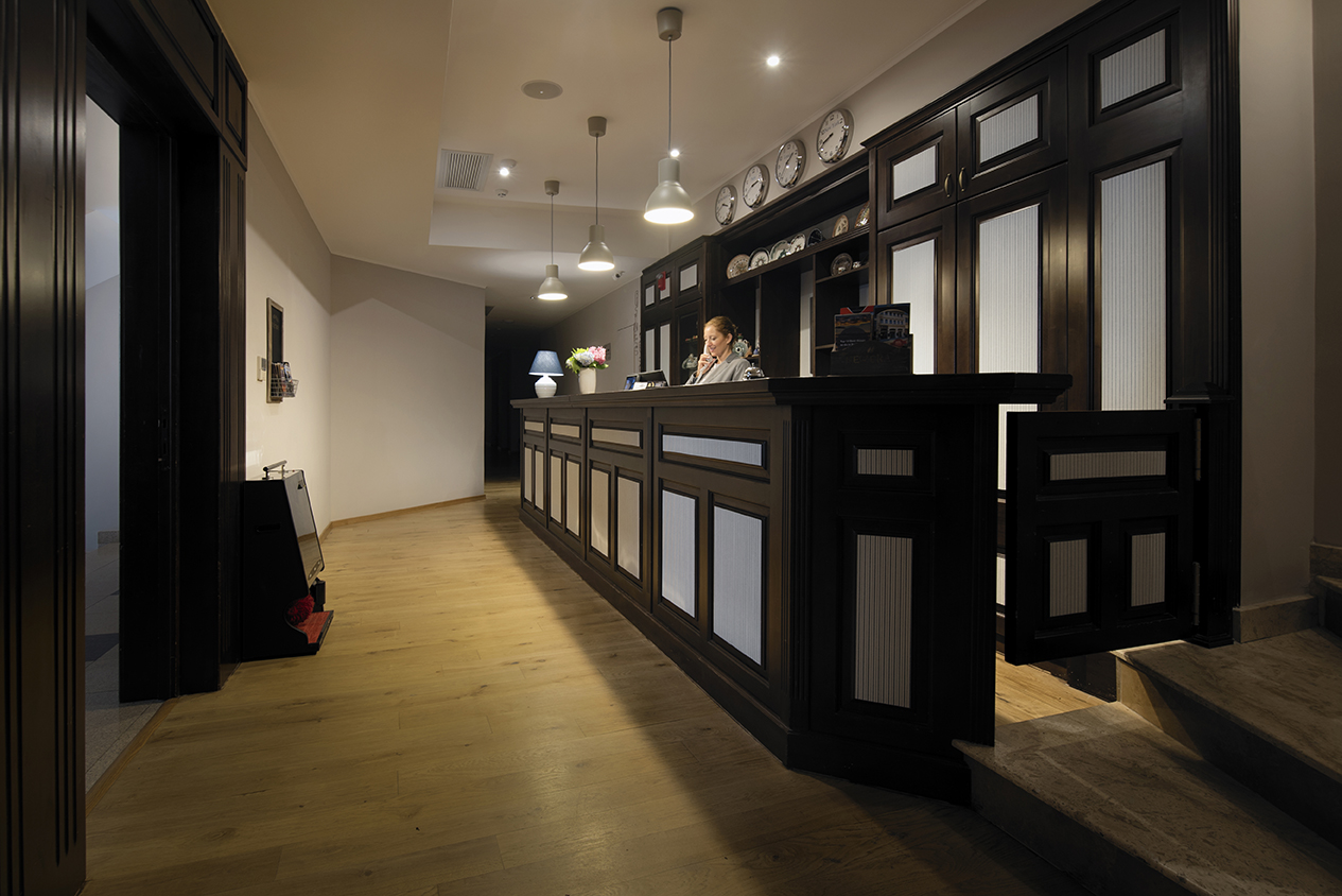 New Era hotel Bucharest recepcija.jpg