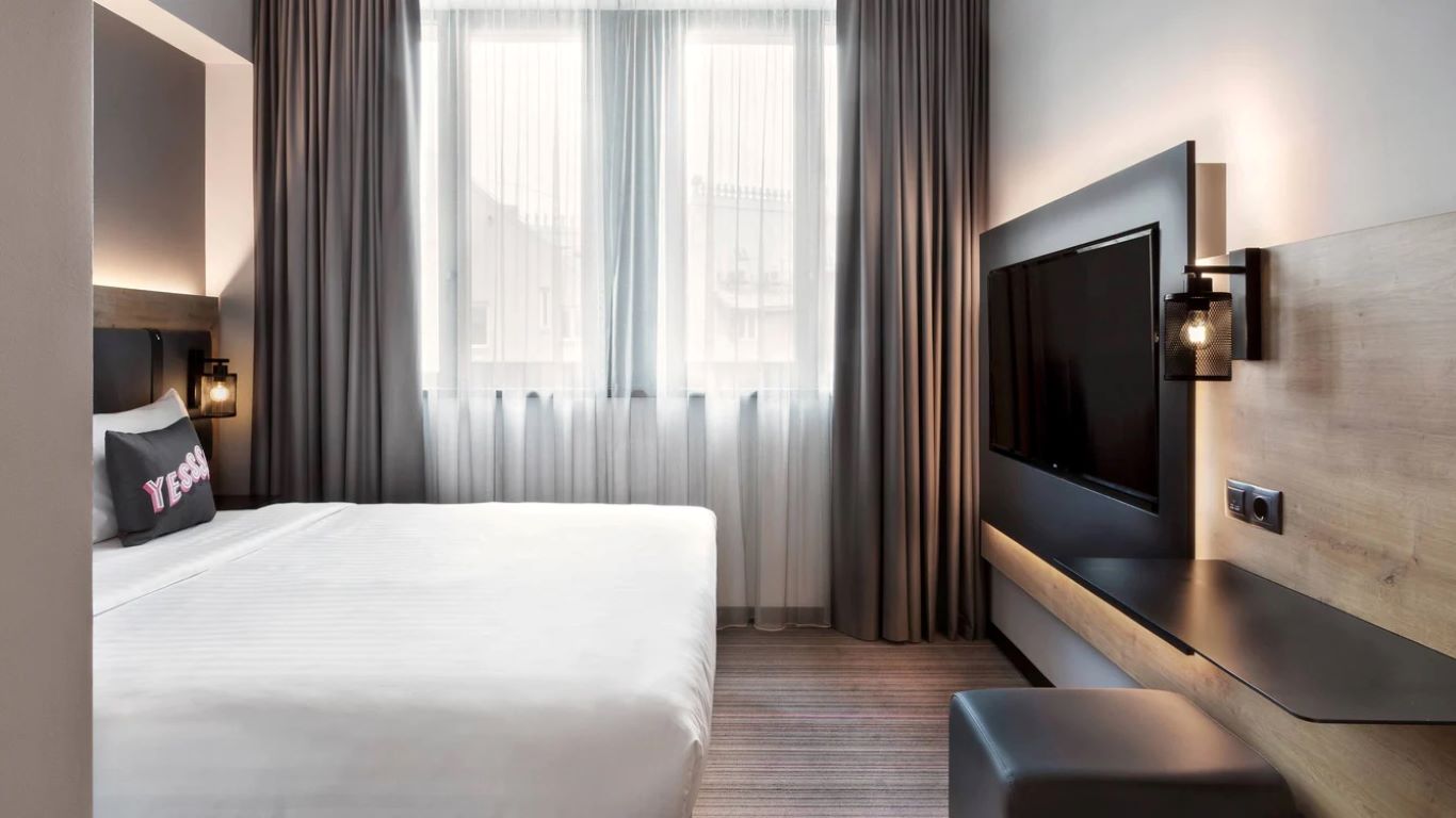 Moxy Bucharest Old Town-Guest room.jpg