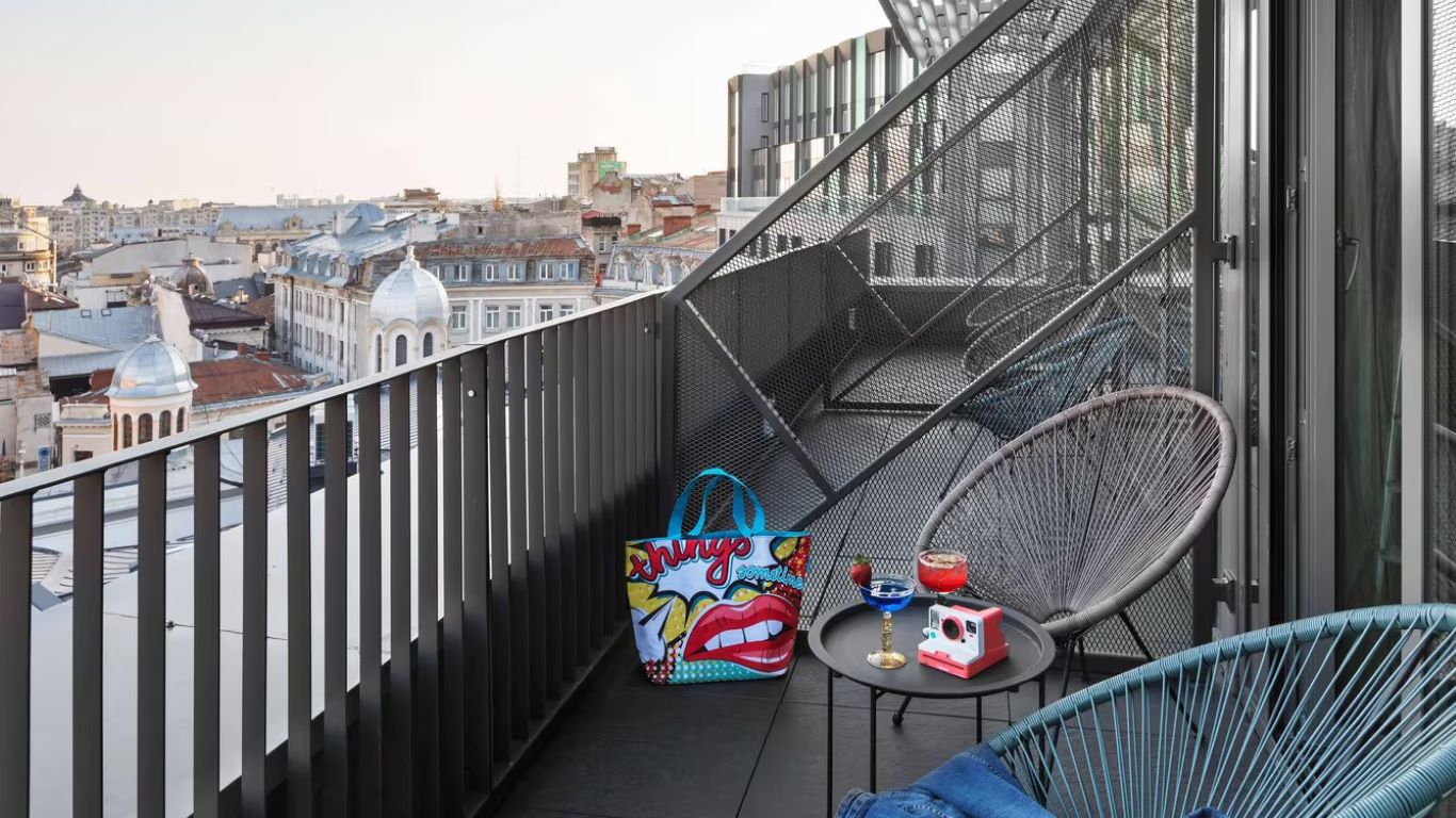 Moxy Bucharest Old Town-Superior soba pogled grad.jpg