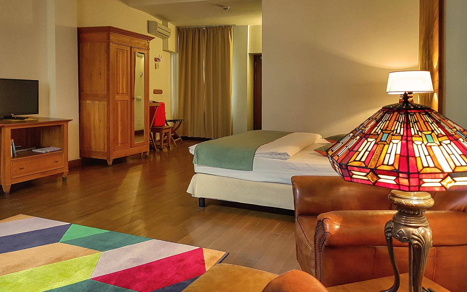 Rembrandt hotel izgled business sobe.jpg