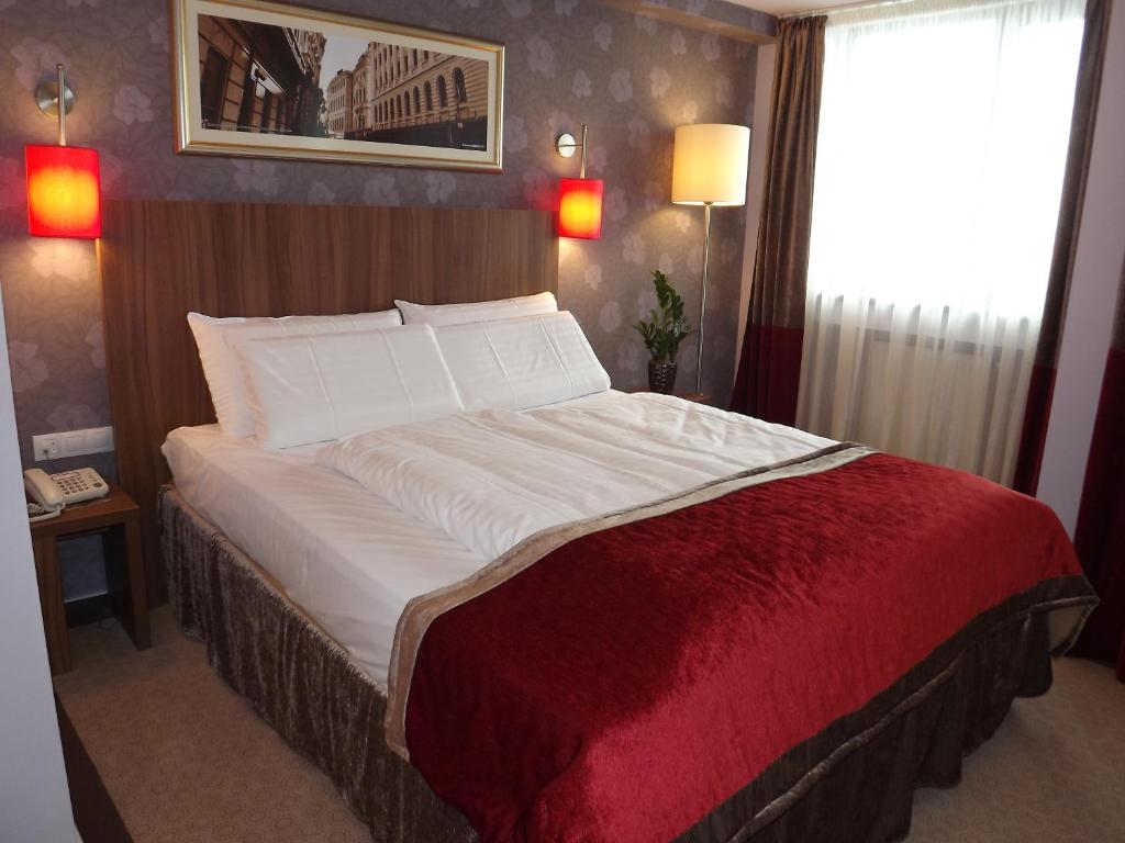 Hotel Ambasador dvokrevetna soba.jpg