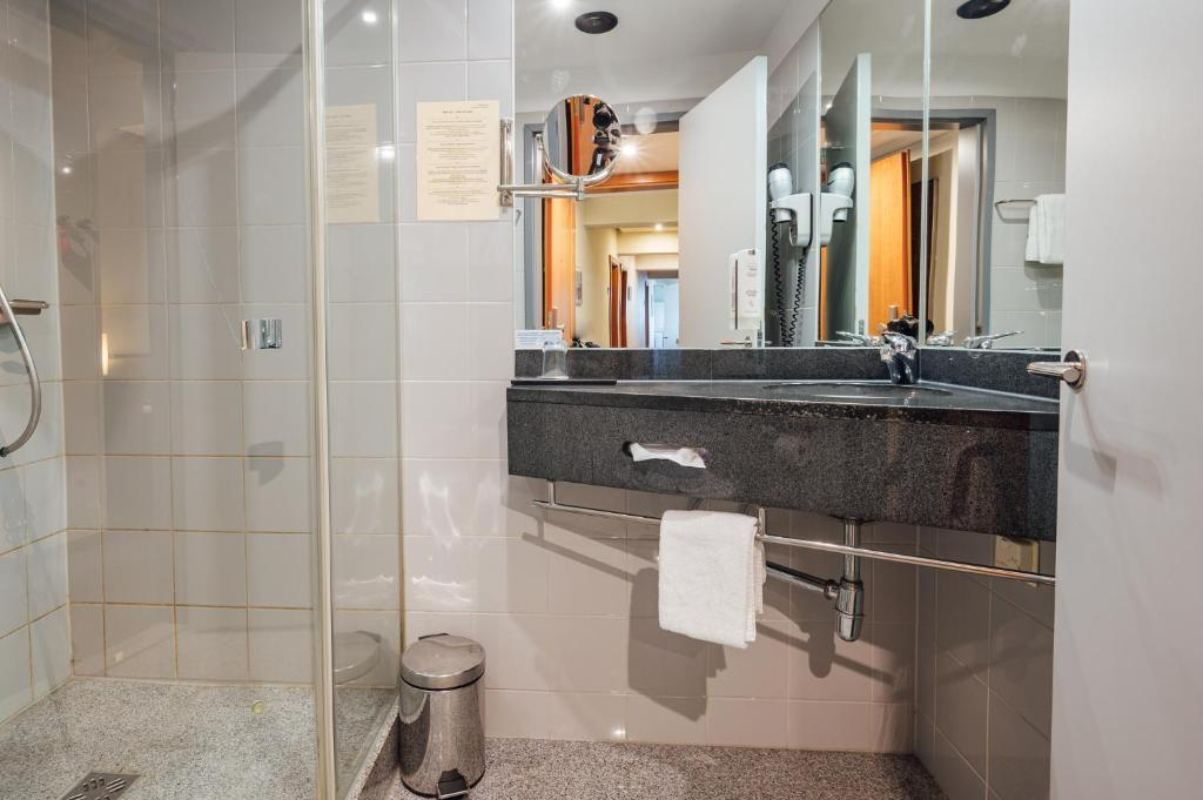 Peakture Hotel Bucharest kupatilo.jpg