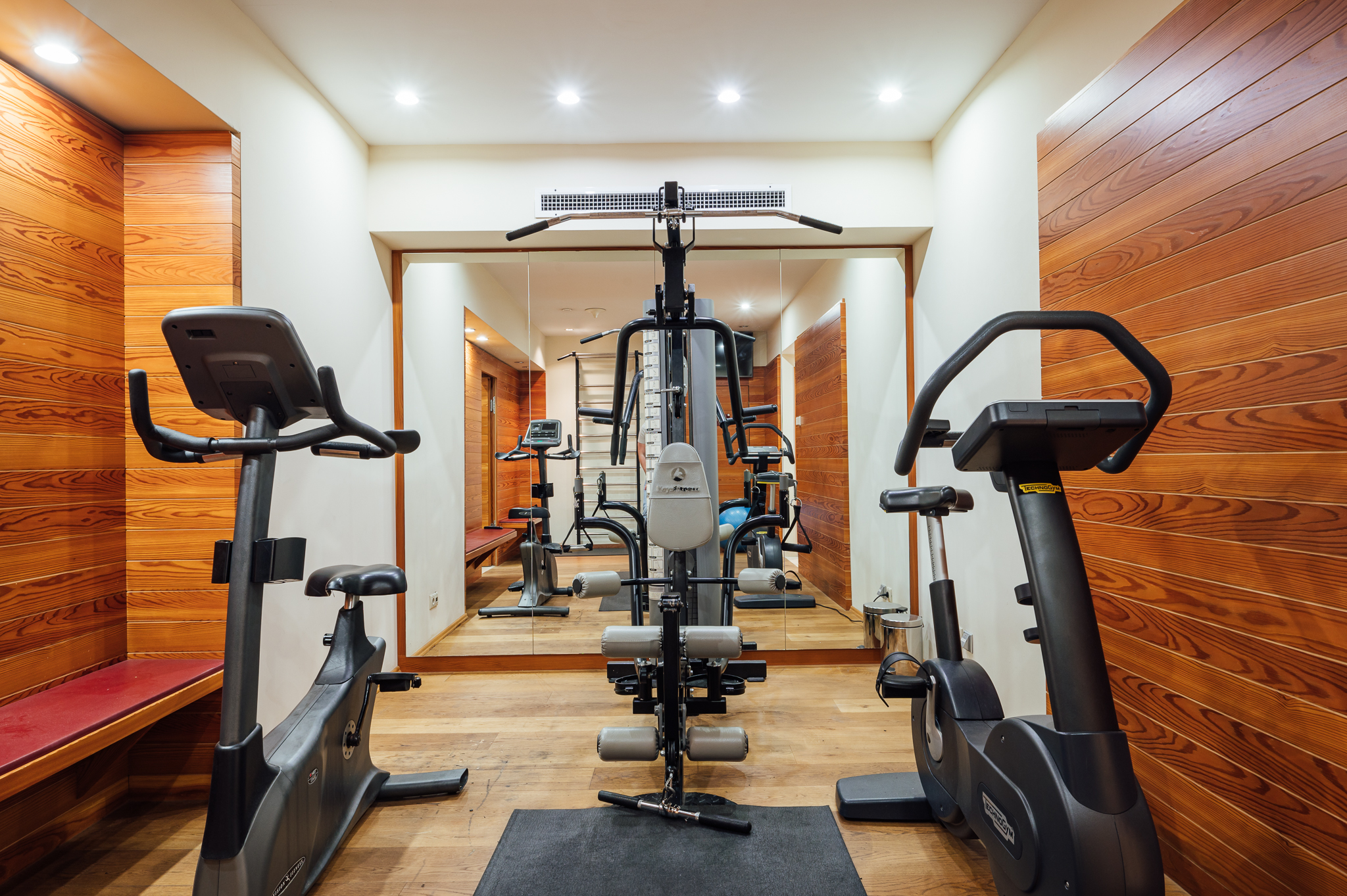 Peakture Hotel Bucharest teretana.jpg
