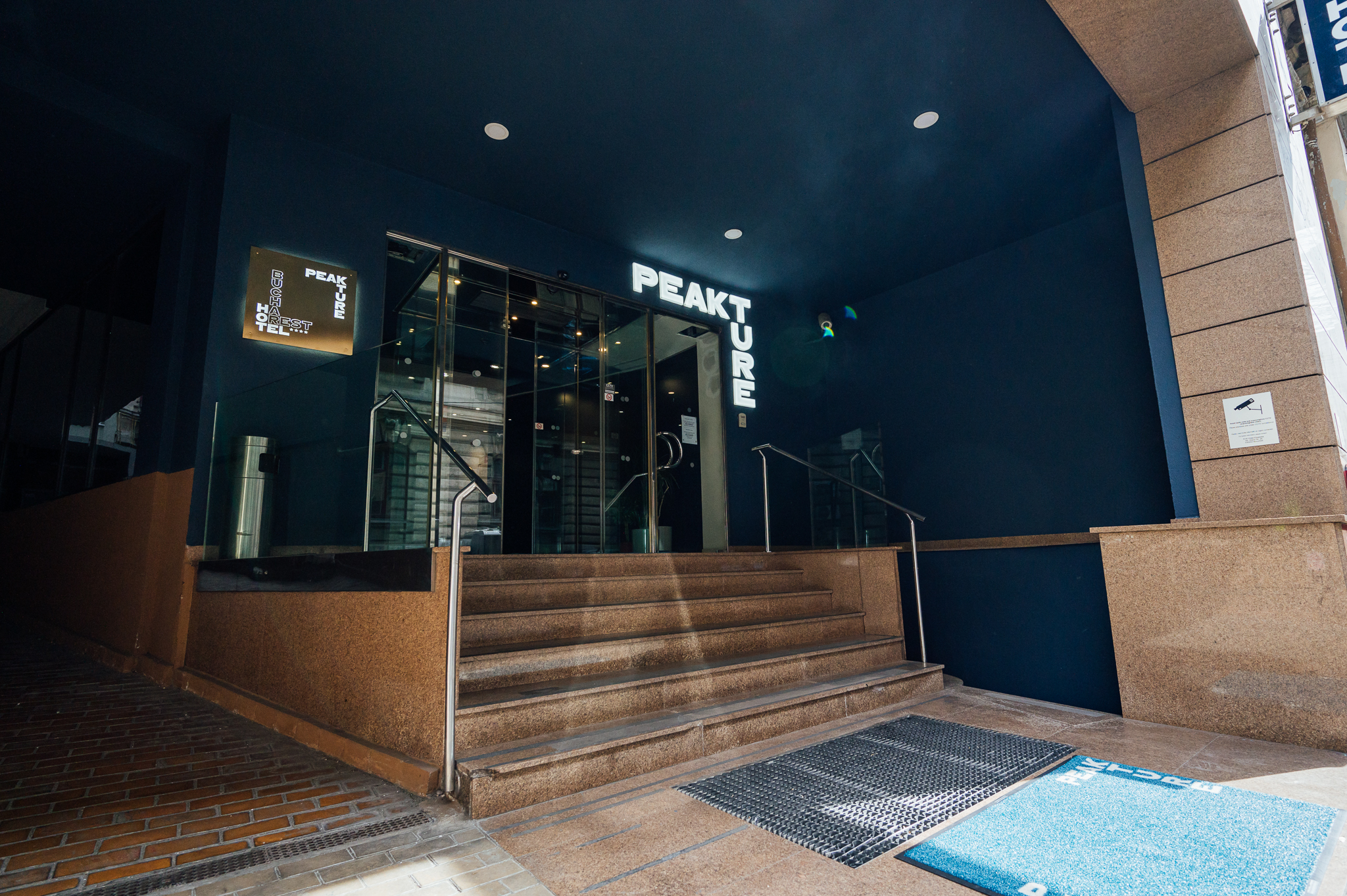 Peakture Hotel Bucharest ulaz u hotel.jpg
