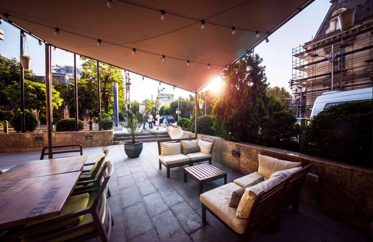 Leonardo hotel Bucharest City terasa.jpg