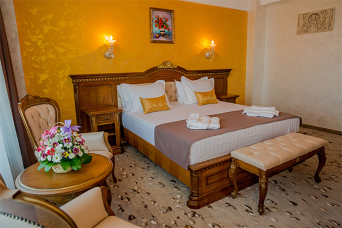 Almar Luxury Hotel dvokrevetna soba.jpg