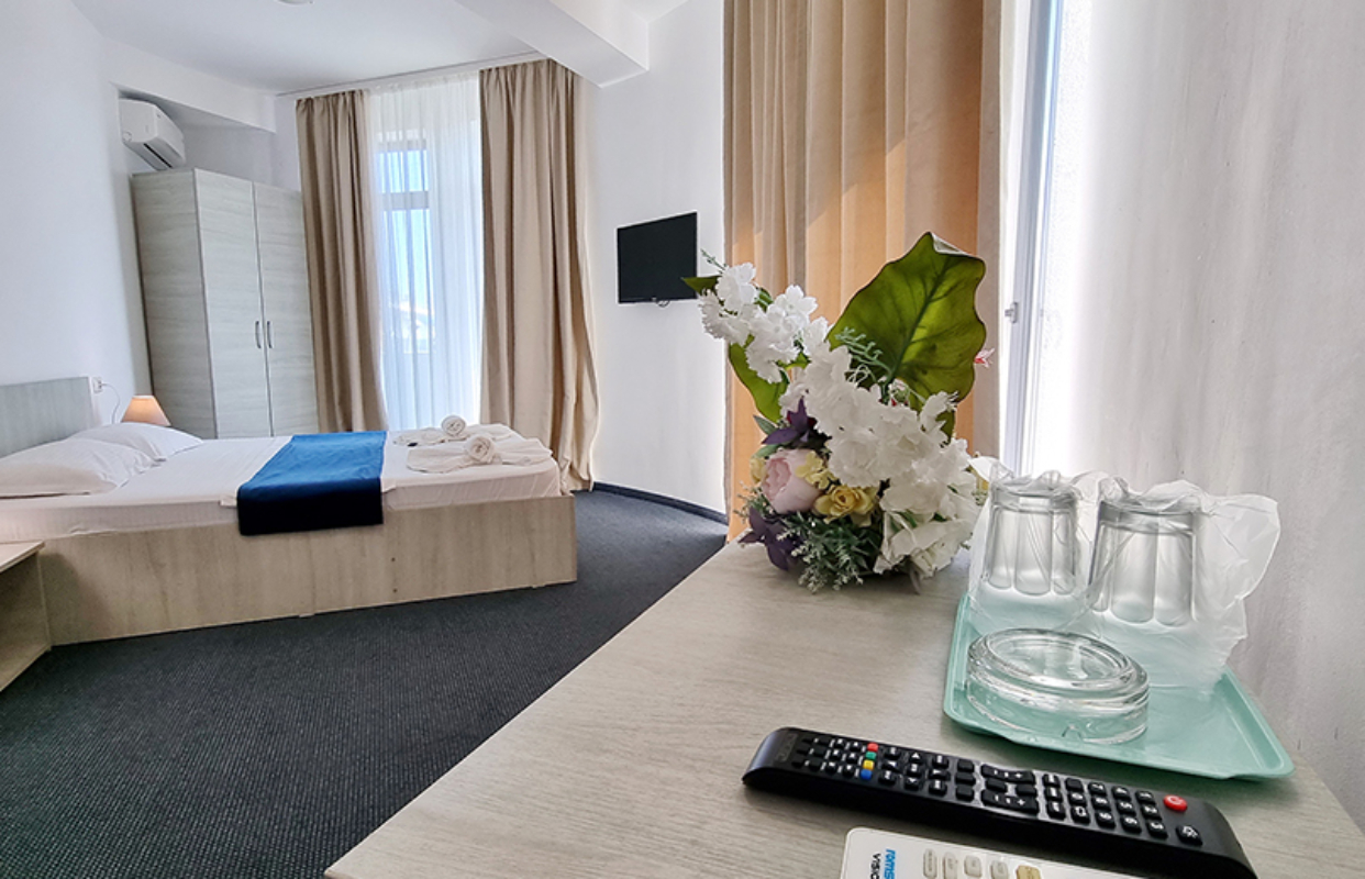 Hotel Neptun Eforie Nord dvokrevtena soba.jpg