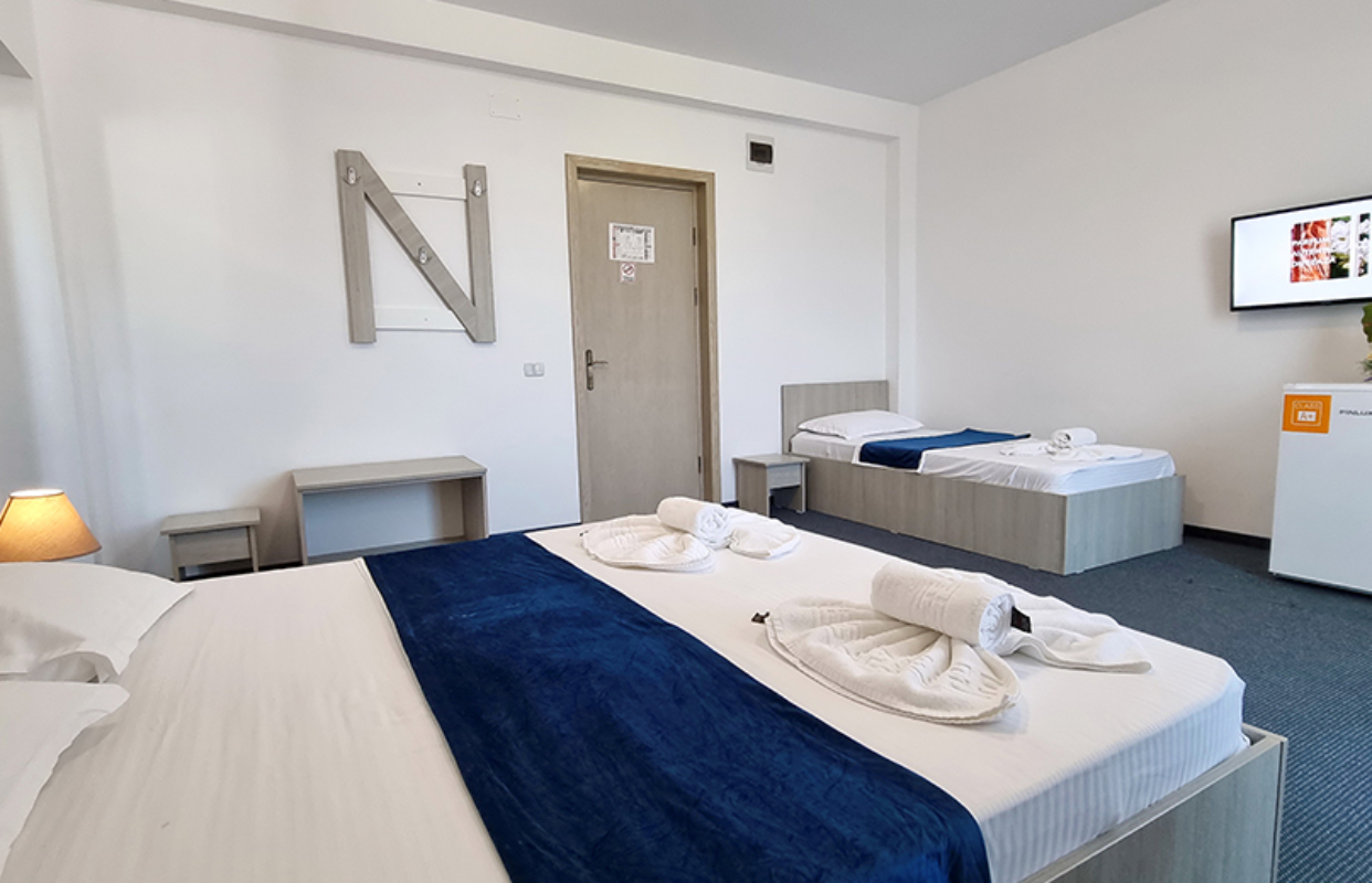 Hotel Neptun Eforie Nord trokrevetna soba.jpg