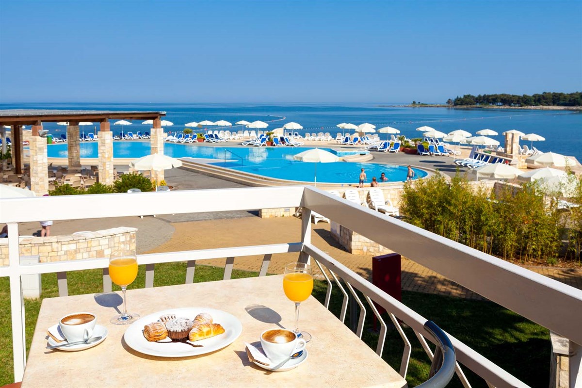 Apartments Amfora Plava Laguna-Bar pored bazeba.jpg