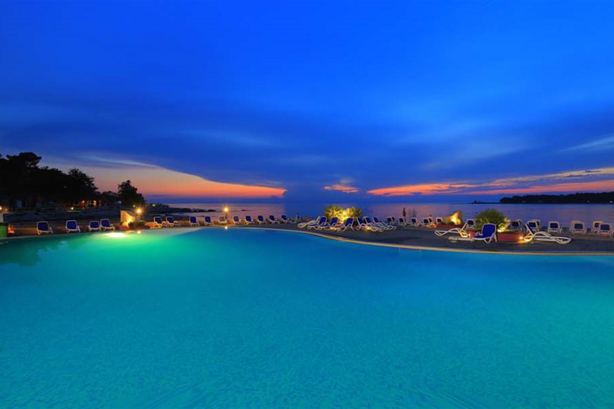Apartments Amfora Plava Laguna-Bazeni nocu.jpg