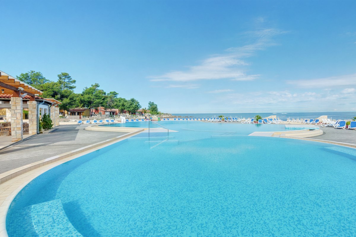 Apartments Amfora Plava Laguna-Bazeni.jpg