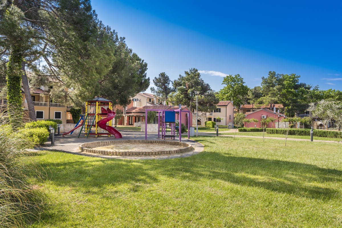 Apartments Amfora Plava Laguna-Deciej igraliste.jpg