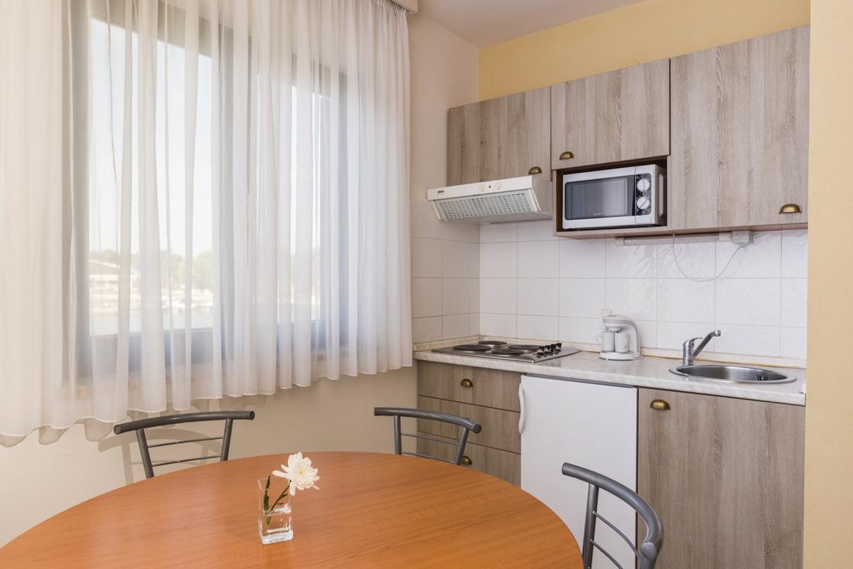 Apartments Amfora Plava Laguna-Superior apartman za sestoro.jpg