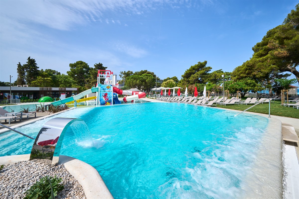 Hotel Sol Umag-Bazenski kompleks.jpg