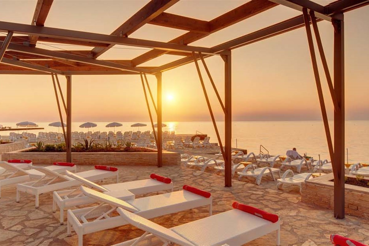 Sol Umag-Bar na plazi.jpg