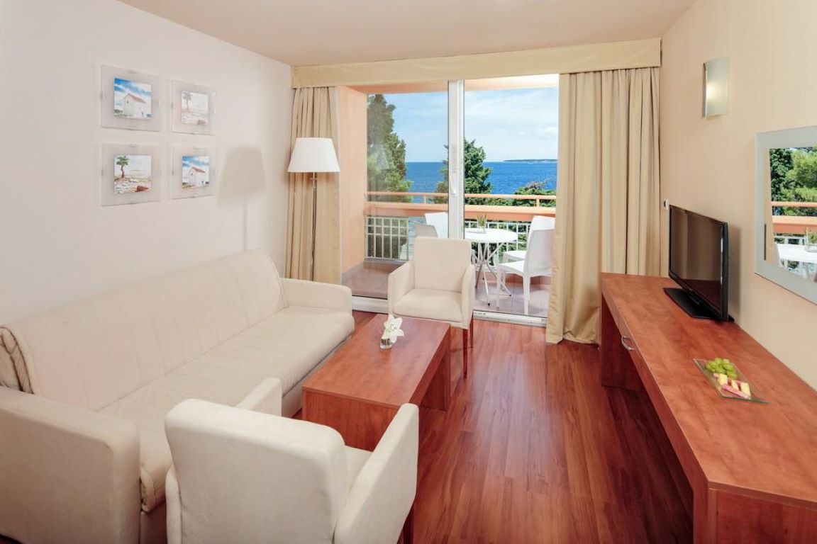 Sol Umag Hotel-Suite pogled more ili park.jpg