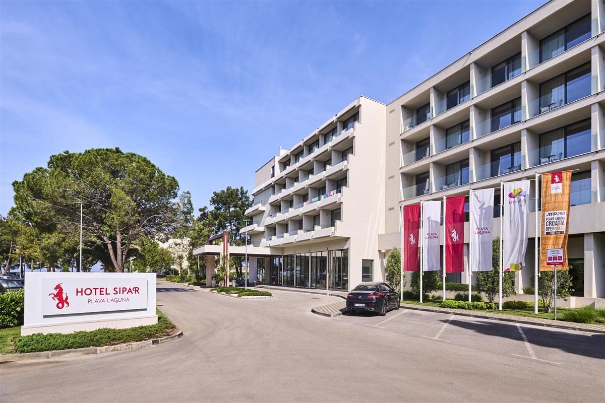 Sipar Plava Laguna Hotel-Ulaz u hotel.jpg