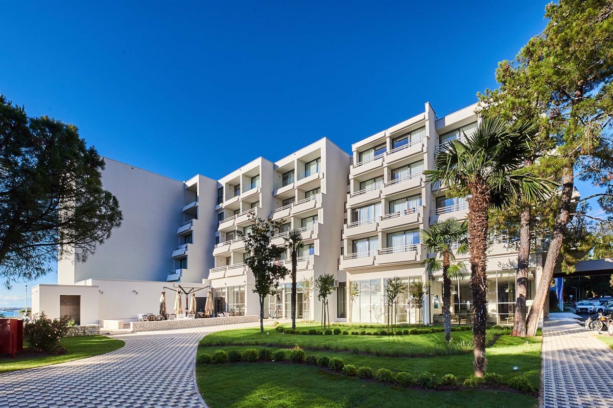Sipar Plava Laguna Hotel-Zgrada hotela.jpg