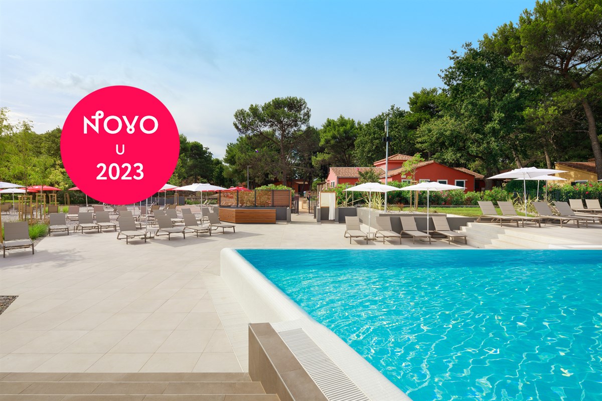 Istrian VIllas Plava Laguna-Oblast oko bazena.jpg