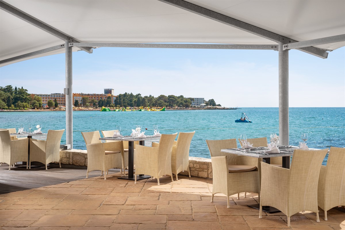 Istrian Villas Plava Laguna-Bar na plazi.jpg