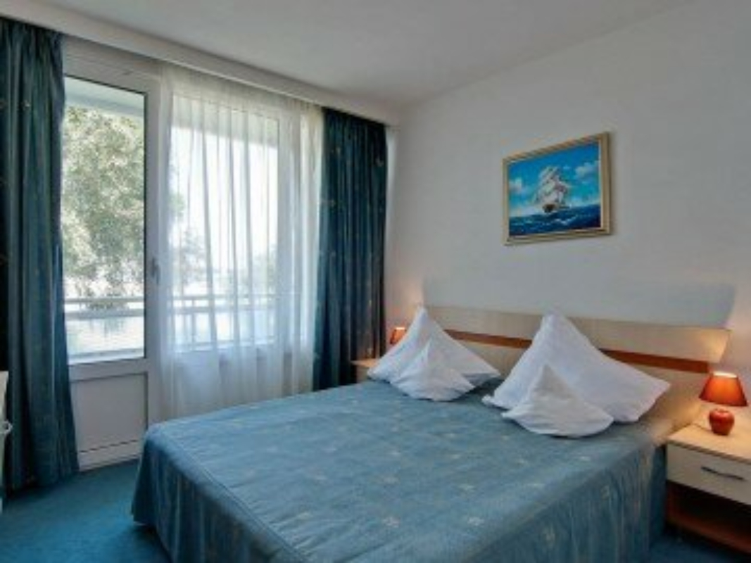 Hotel Sirena dvokrevetna soba.jpg