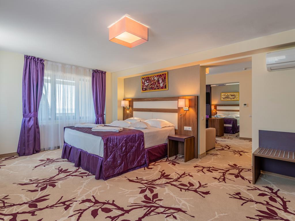Hotel Belvedere-Deluxe junior suite pogled grad.jpg