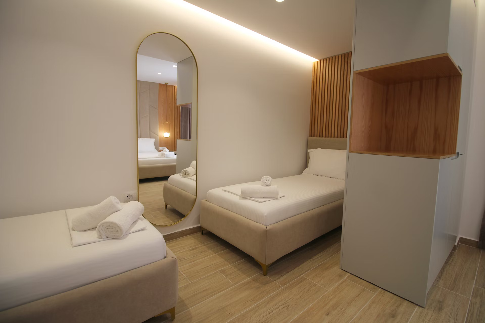 Hotel Julia-Deluxe cetvorokrevetna soba.jpg
