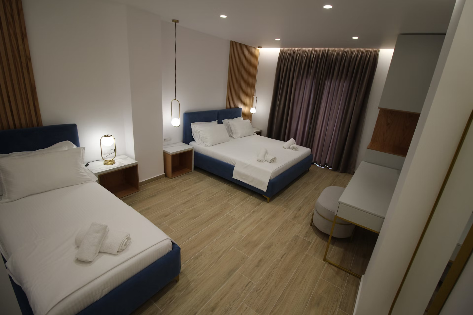 Julia Hotel-Deluxe trokrevetna soba.jpg