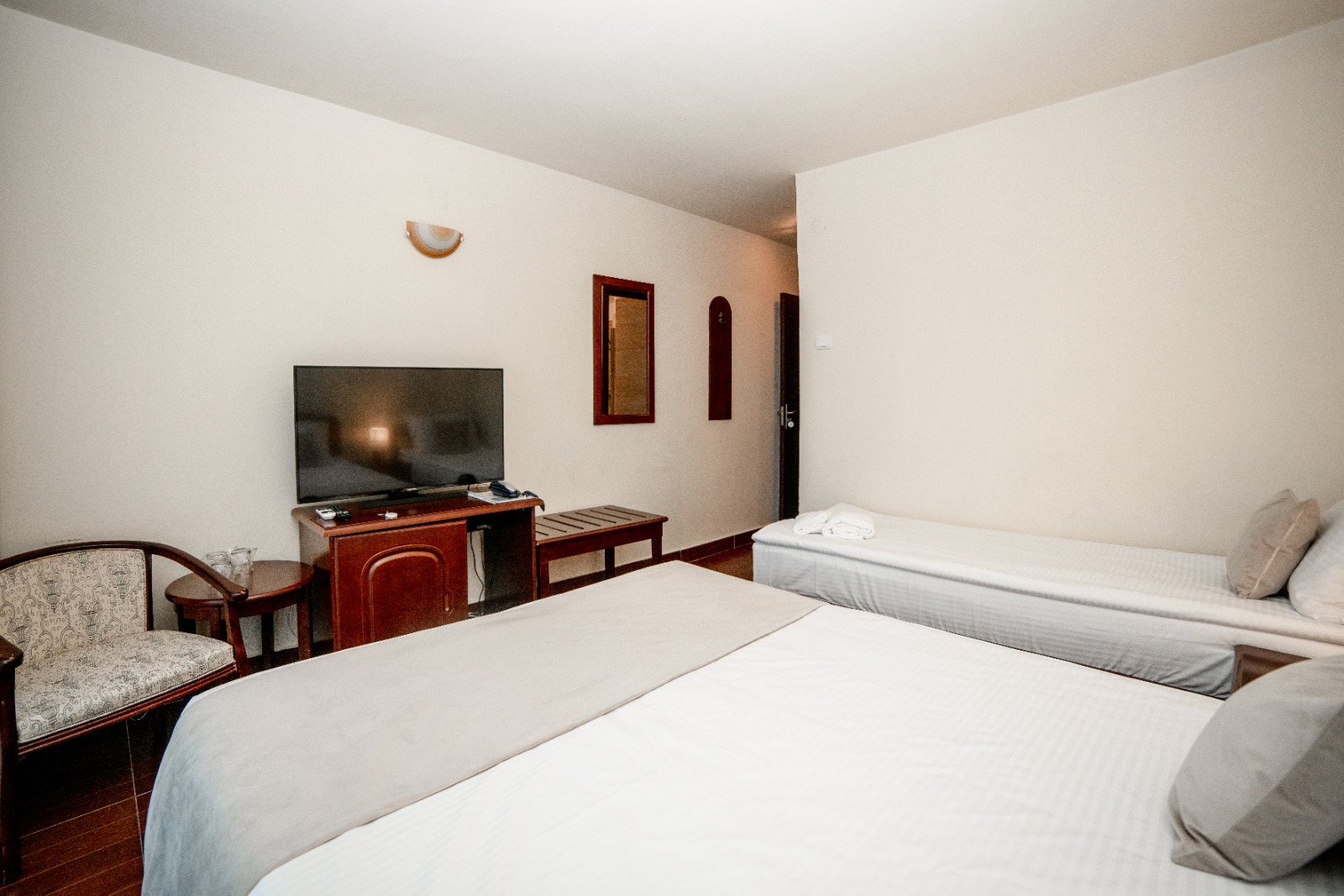 Hotel Corina trokrevetna soba.jpg
