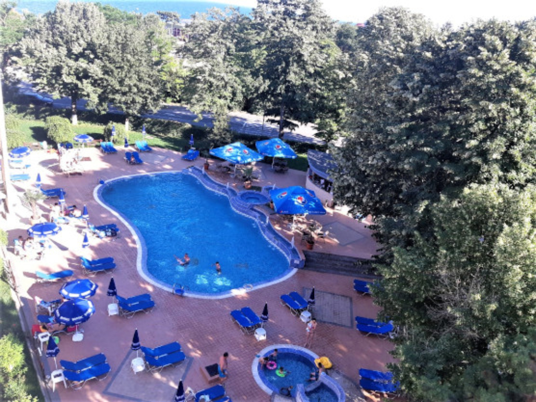 Hotel Sunquest dvorište.jpg