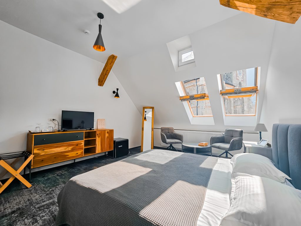 Residence Central Annapolis deluxe soba sa pogledom na Crnu crkvu.jpg