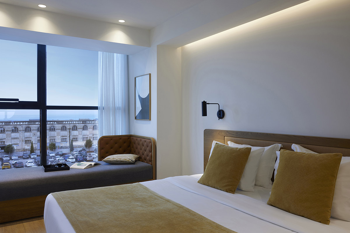 noa-hotel-Thessaloniki-sea view junior suite relaksirajuca soba za uzivanje, veliki bračni krevet.jpg