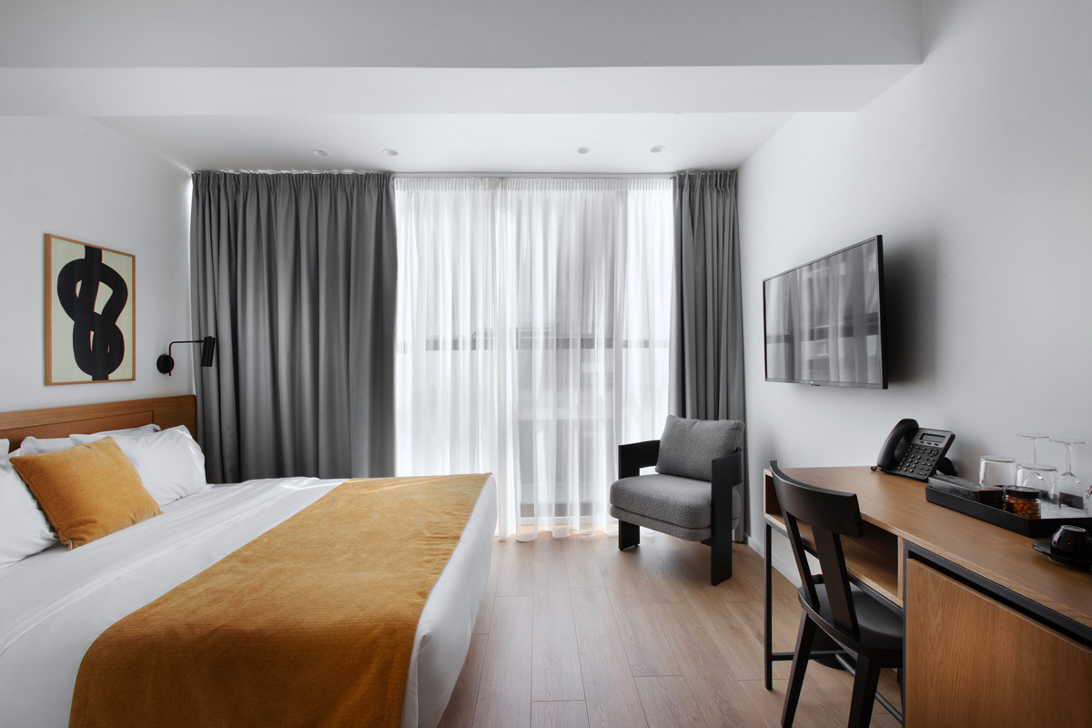 noa-hotel-loft room, udoban bračni krevet soba koja odise posebnom toplinom.jpg