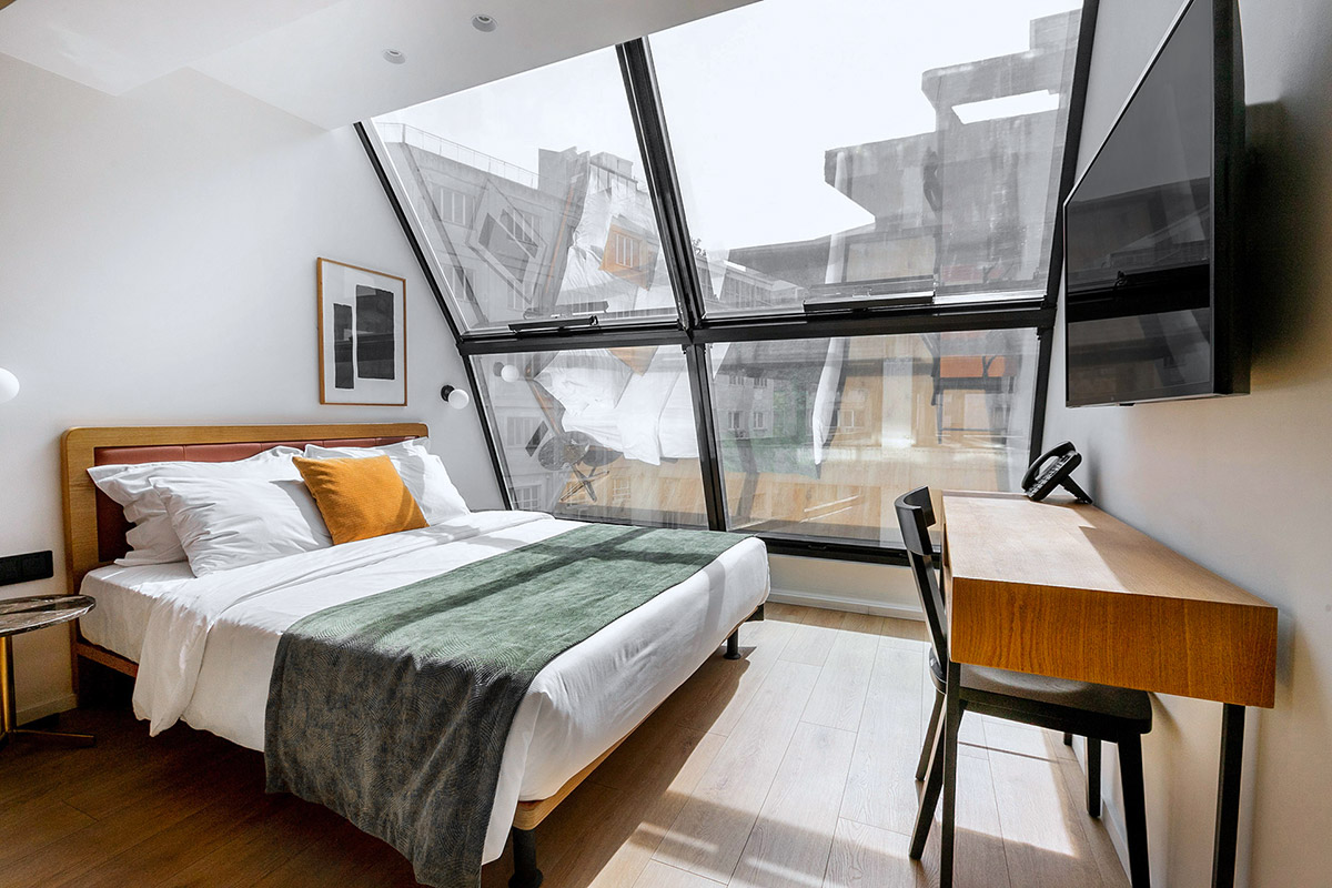 noa-hotel-loft room-očaravajuća soba prozori koji se protežu od plafona do poda.jpg